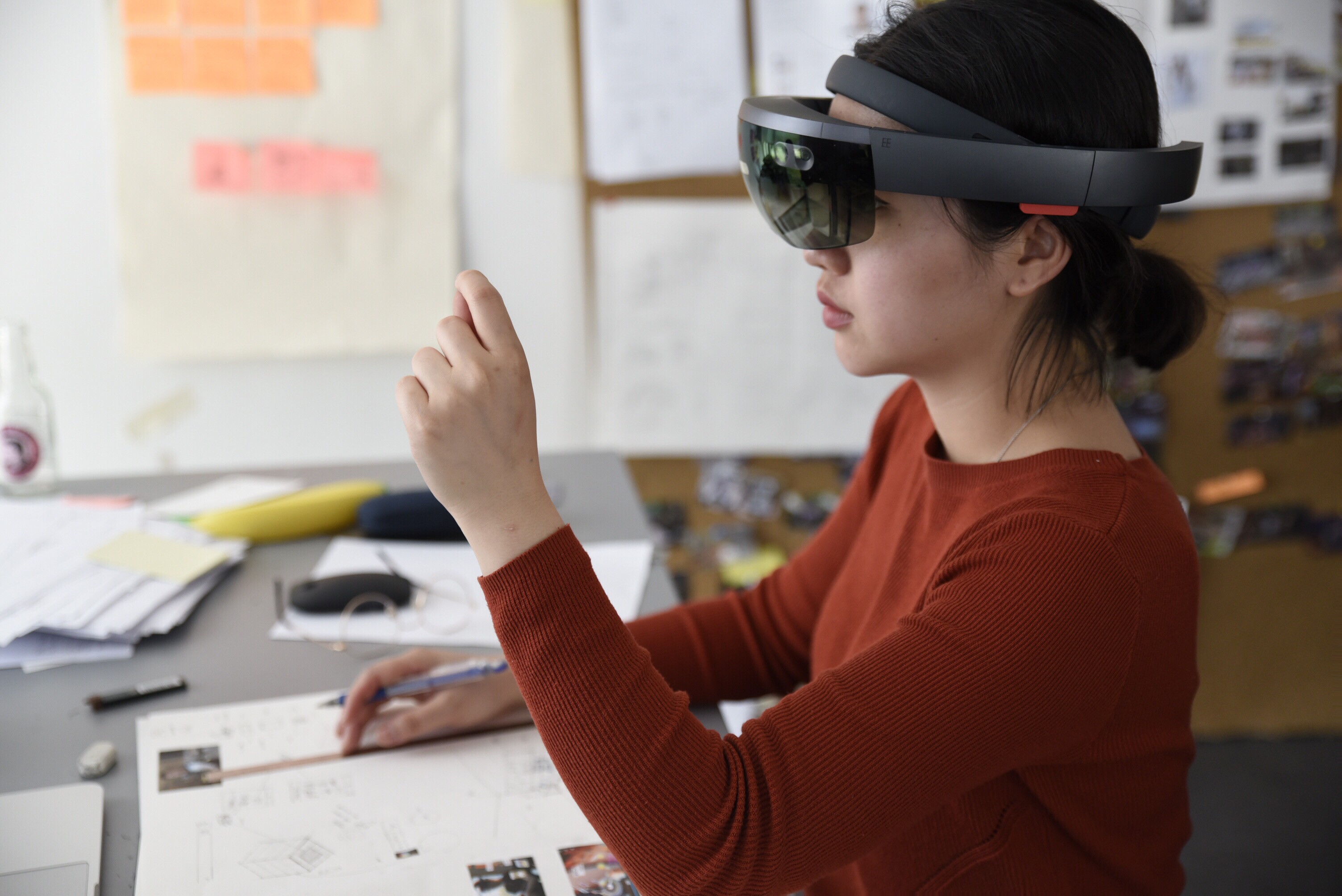 Yun Yao working with VR